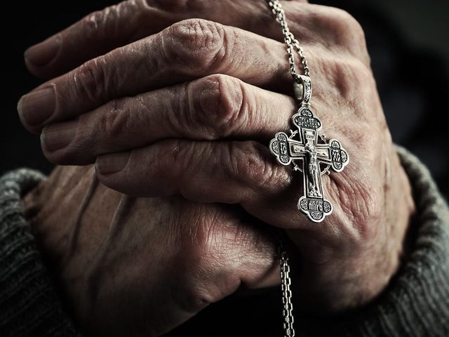 Как правильно носить нательный православный крест: церковные правила, советы. Что нельзя делать с нательным православным крестиком, какие крестики нельзя носить: правила, приметы