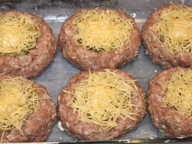 Мясная ватрушка с фаршем, картошкой, сыром и яйцом: рецепт, фото