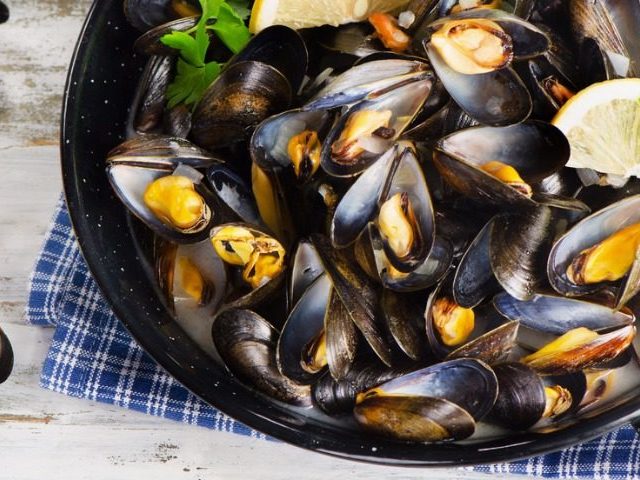 Речные ракушки — мидии: можно ли их есть? Как вкусно приготовить речные мидии — на сковороде, в сливочном и сливочно-чесночном соусах, салаты и суп с мидиями, речные мидии на костре: лучшие рецепты, советы