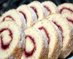 Рулет к чаю на скорую руку за 15 минут: 2 быстрых и вкусных рецепта, фото