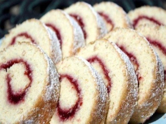 Рулет к чаю на скорую руку за 15 минут: 2 быстрых и вкусных рецепта, фото
