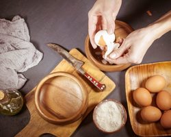 Как почистить вареные куриные яйца, всмятку, что плохо чистятся: 6 способов. Как почистить перепелиные яйца? Сколько и как нужно правильно варить яйца, чтобы легко чистились: советы, видео 
