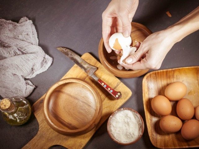 Как почистить вареные куриные яйца, всмятку, что плохо чистятся: 6 способов. Как почистить перепелиные яйца? Сколько и как нужно правильно варить яйца, чтобы легко чистились: советы, видео