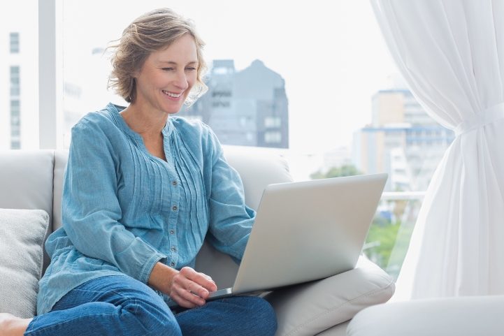 Женщина после 50 лет ищет работу