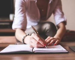Как правильно подчеркиваются части речи в предложении: правила, примеры