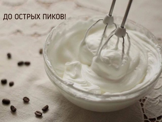 Как правильно взбить яичные белки с сахаром в густую пену миксером или блендером, без миксера: рекомендации и секреты кулинаров