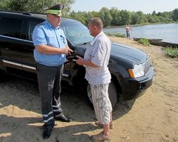 Штрафы за выезд в лес, подъезд к водоему, на лед в 2025 году: новое в Законе. Где все-таки оставить машину, как законно подъехать к воде ближе 200 м?