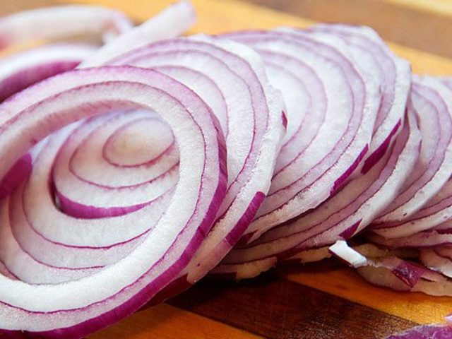 Народные рецепты с репчатым луком для чистки сосудов, при камнях в почках, от головной боли при гипертонии, для зрения и хорошего сна