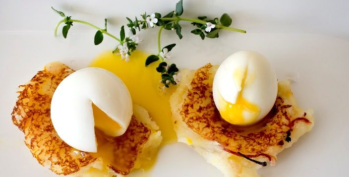 Куриные и перепелиные можно яйца есть при атеросклерозе, заболеваниях сердца, повышенном холестерине, но в умеренных количествах