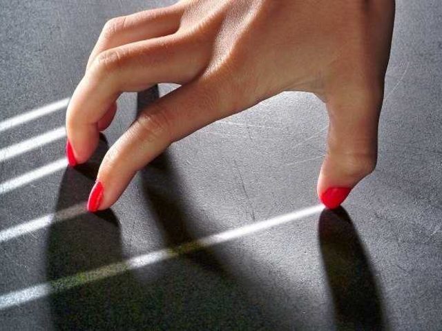 Почему нельзя стучать по столу: приметы — что будет?