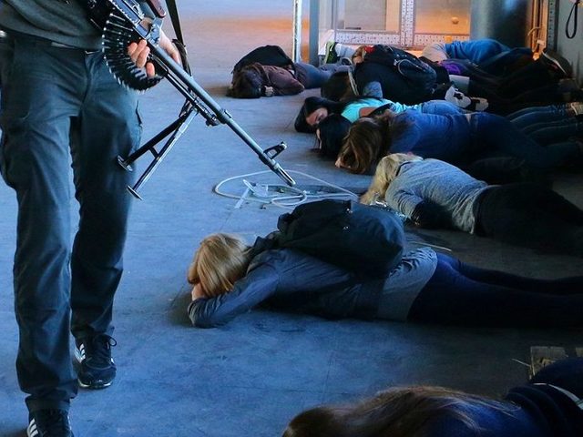 Правила поведения заложников, школьников, студентов, преподавателей, работающих при захвате террористами, во время штурма