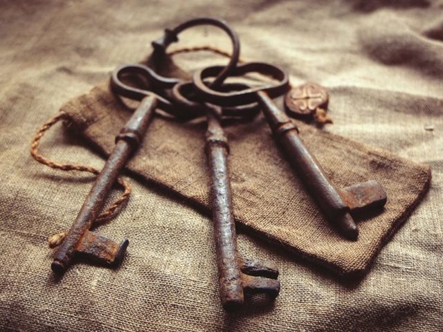 Приметы про ключи: к чему теряются и падают ключи, найти, сломать ключ, подарили ключ, приснился ключ?
