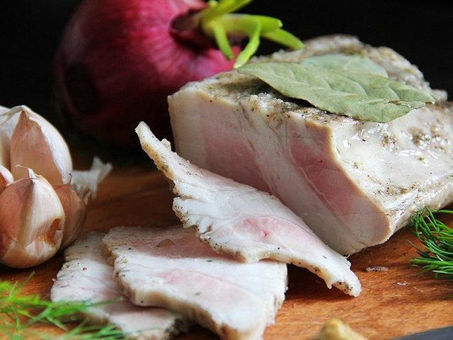 Как вкусно сварить сало в домашних условиях: 5 лучших рецептов, чтобы приготовить вареное сало