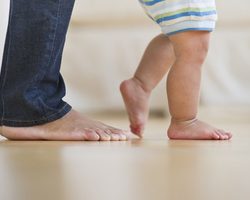 Почему нельзя ходить дома босиком: примета