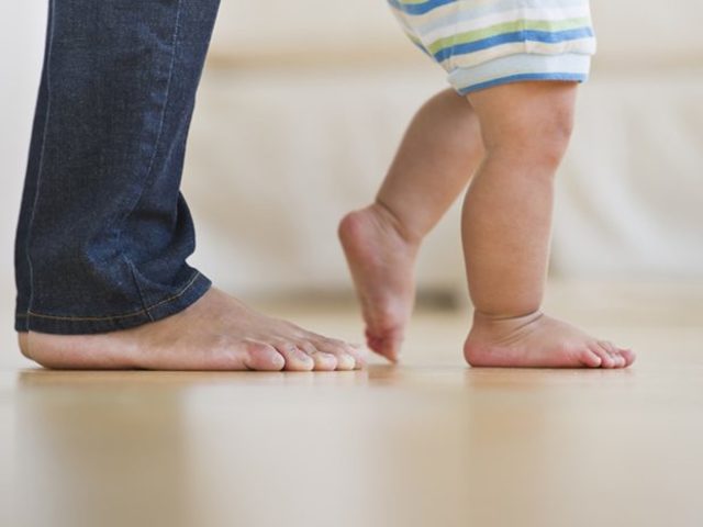 Почему нельзя ходить дома босиком: примета
