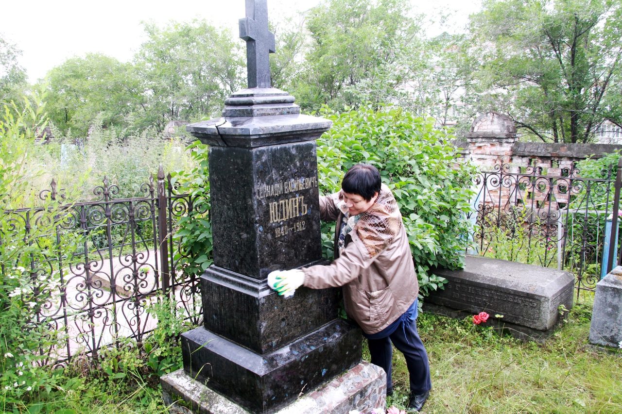 Уборка на кладбище