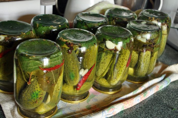 Переворачивать вверх дном можно банки с любой консервацией