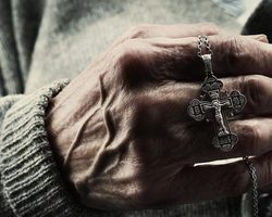 К чему потерять нательный крестик и найти потерянный крестик: толкование приметы, мнение священника, отзывы. Что делать при потере нательного крестика?