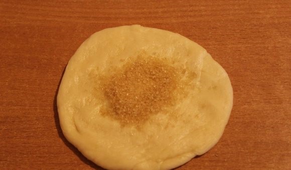 Дрожжевые пирожки с тыквой духовые: насыпаем сахар