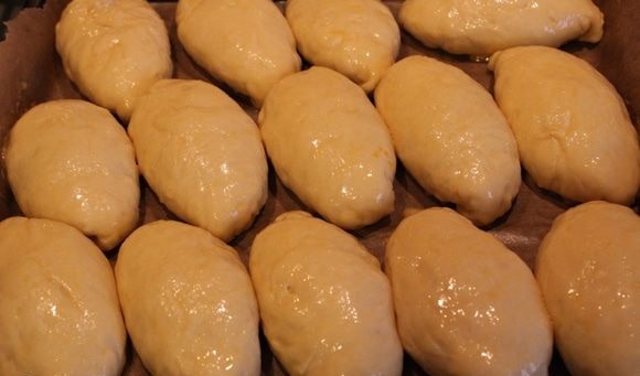 Дрожжевые пирожки с тыквой духовые: смазываем молоком и яйцом