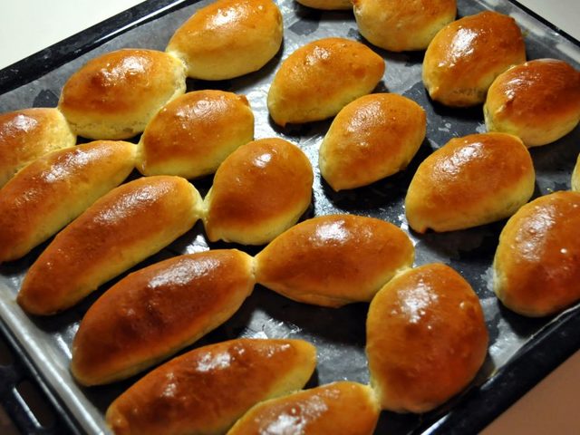 Пирожки с зеленым луком и яйцом в духовке: 7 рецептов с самой сочной и вкусно приготовленной начинкой