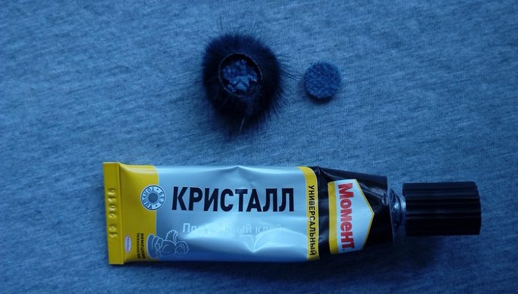 Заполняем полусферу клеем и фетром