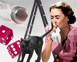 Откуда пошли приметы про черную кошку, женщину с пустым ведром, пятницу 13, рассыпанную соль, посидеть на дорожку, выносить мусор вечером, разбитое зеркало, свист в доме, есть с ножа, передать через порог, подарить часы — трактовка популярных примет и суеверий