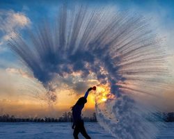 Почему горячая вода замерзает быстрее, чем холодная? Почему каток заливают горячей водой?