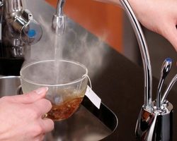 Из холодного крана течет горячая вода — причины: что делать?