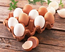 Что означает, если сырое или вареное куриное, перепелиное яйцо всплывает в холодной воде, можно ли его употреблять в пищу? Сырое куриное и перепелиное яйцо должно тонуть или всплывать в воде?