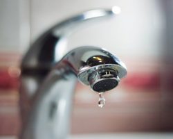 Отключение воды: что нужно делать, куда звонить, если нет горячей или холодной воды в доме, квартире?
