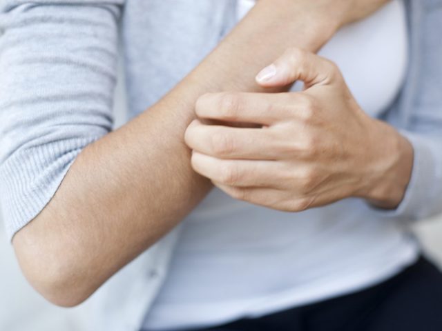 Чешется тело после душа, бани, от холодной воды: причины, что делать?