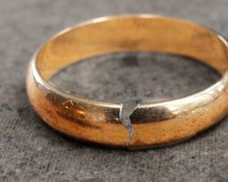 Как снять кольцо с пальца ниткой, без нитки, в сервисе? Способы снять кольцо с опухшего пальца