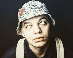 Почему у Элджея белые глаза?