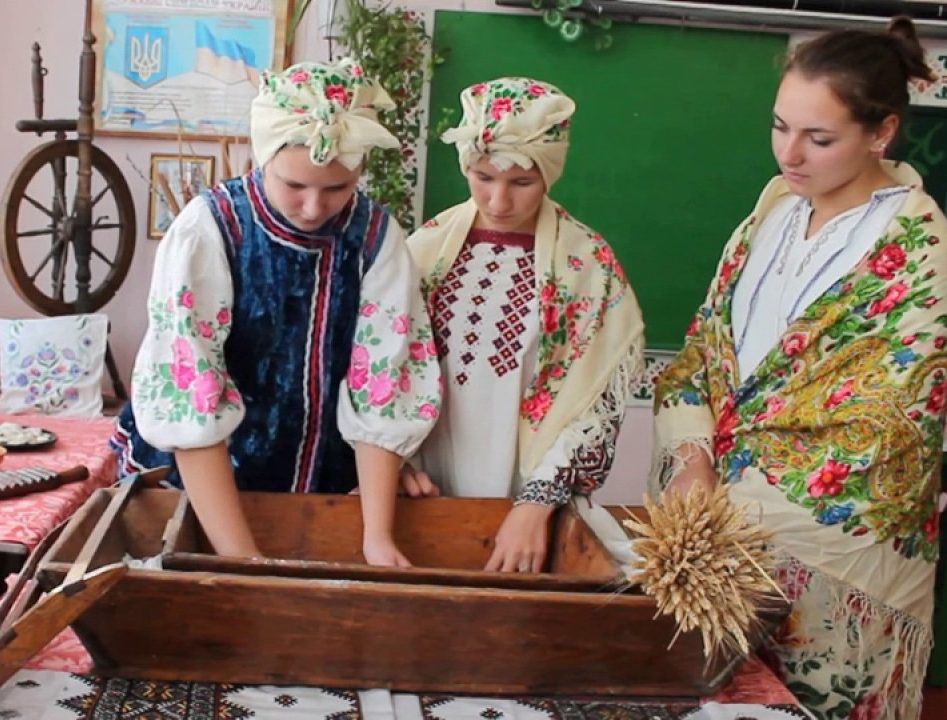 Процесс выпечки пирога на свадьбу
