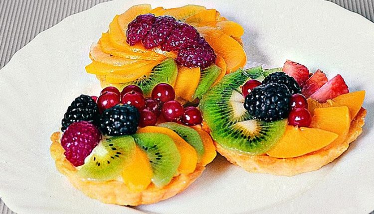 Зимний салат из фруктов, ягод и теста