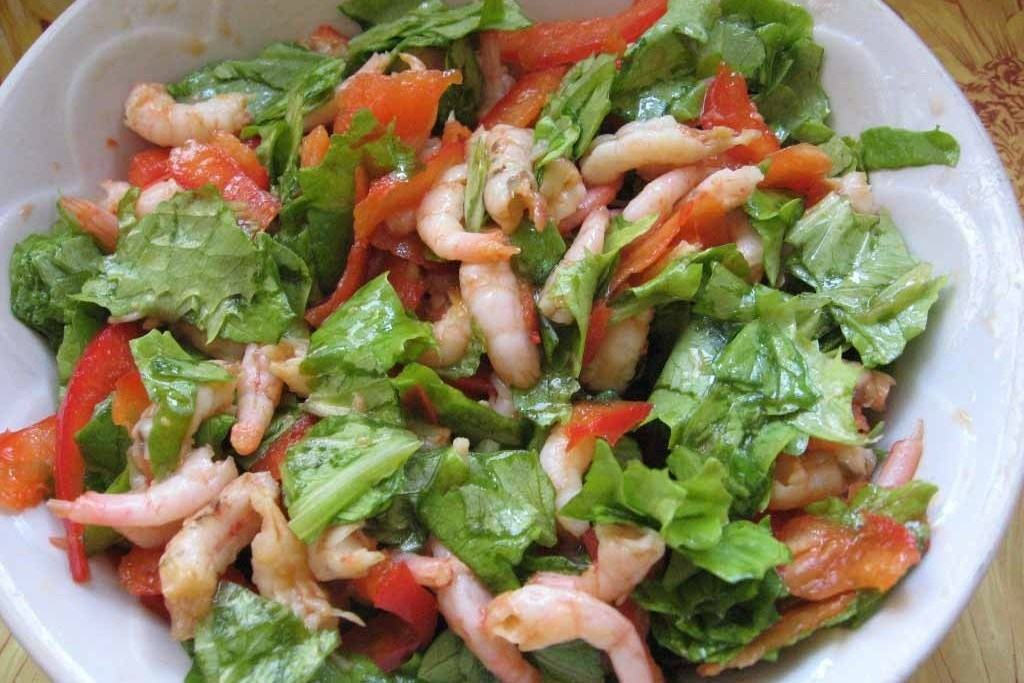 Салат с морскими продуктами и пекинской капустой