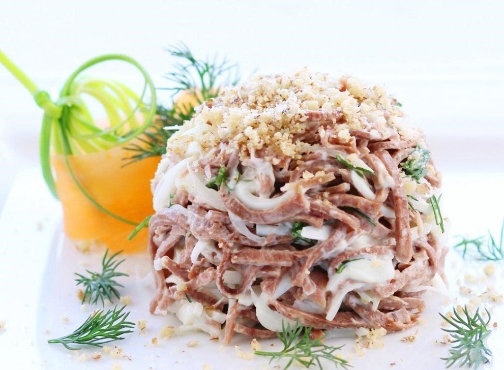 Салат с вареным языком и морепродуктами