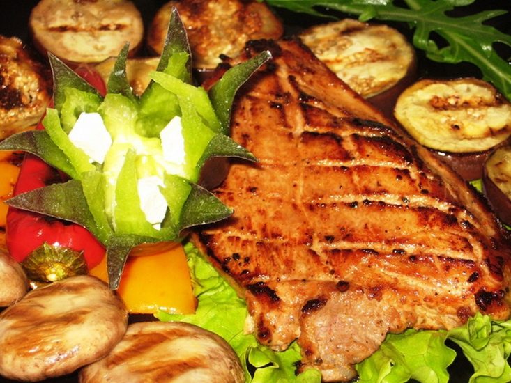 Салат с жаренной рыбой и морепродуктами
