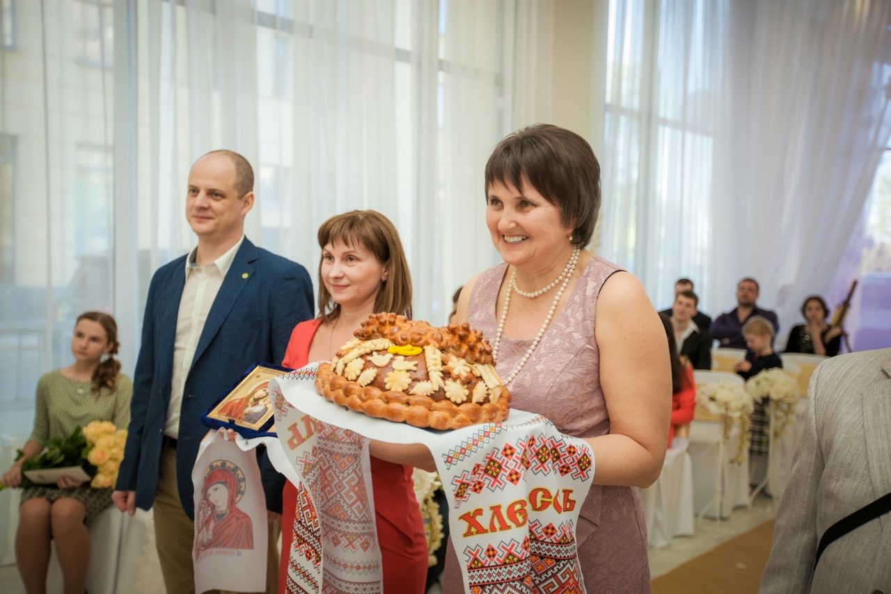 Встреча молодых с караваем и иконой