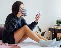 Как заинтриговать мужчину, парня, по переписке, СМС, в разговоре, вопросом, по знаку зодиака: примеры, интригующие слова, фразы