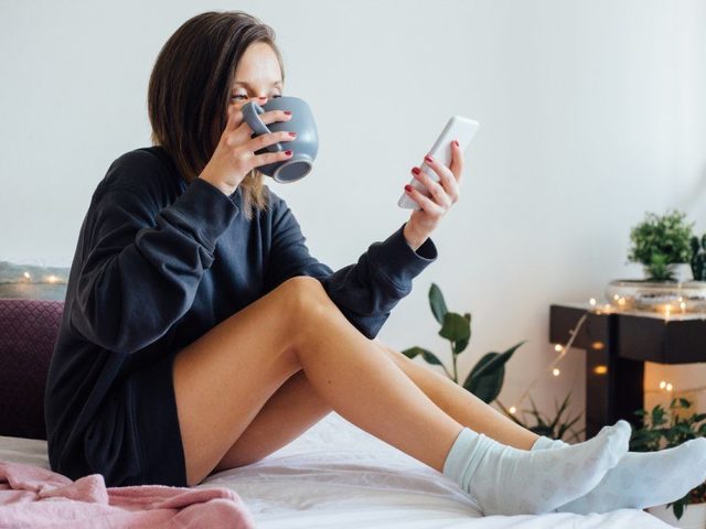 Как заинтриговать мужчину, парня, по переписке, СМС, в разговоре, вопросом, по знаку зодиака: примеры, интригующие слова, фразы