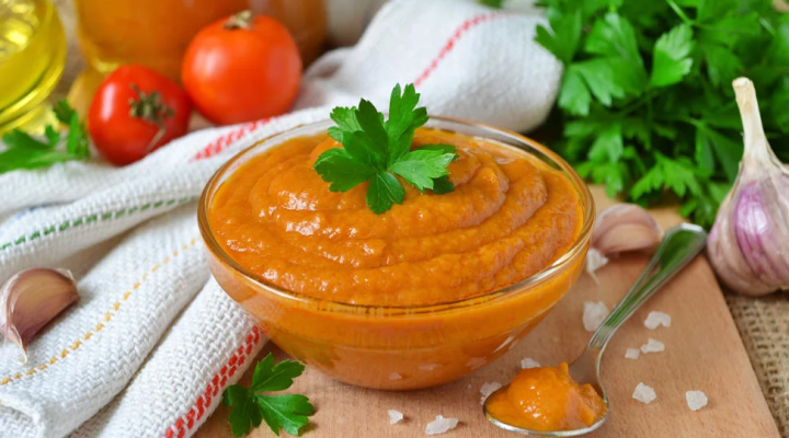Вкусная заготовка через мясорубку — лук, помидор, кабачок