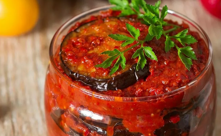 Салат на зиму через мясорубку из баклажан с помидорами