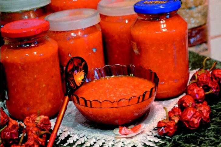 Помидоры, прокрученные с чесноком через мясорубку без варки