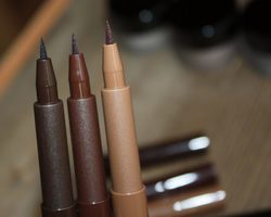 Зачем используется маркер для бровей? Гель маркер для бровей, с эффектом татуажа, перманентный — как пользоваться? Лучший маркер для бровей — какой выбрать?