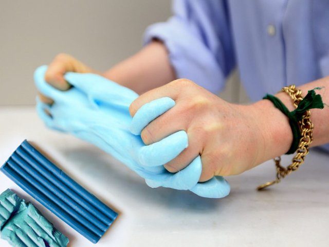 Почему самодельный лизун засыхает? Как восстановить лизуна, если он засох? Как убрать засохшего лизуна с ковра, дивана, одежды, волос: способы