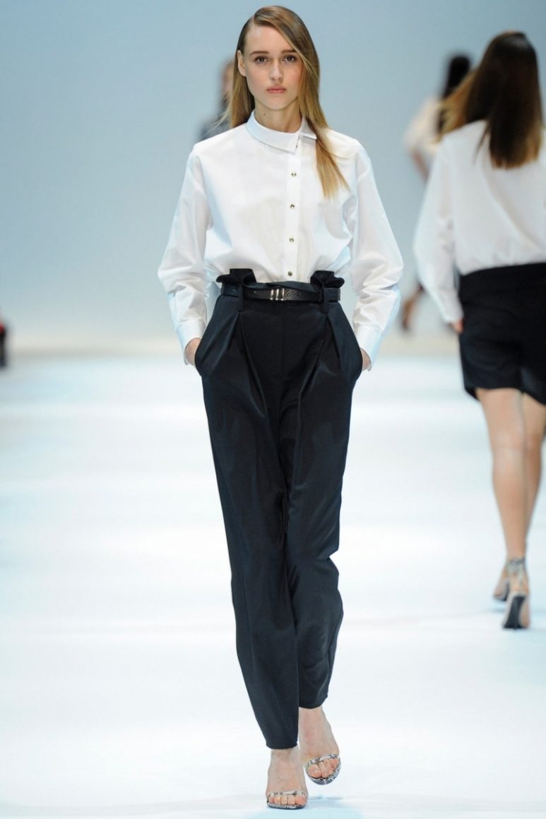 Модный женский образ с белой рубашкой