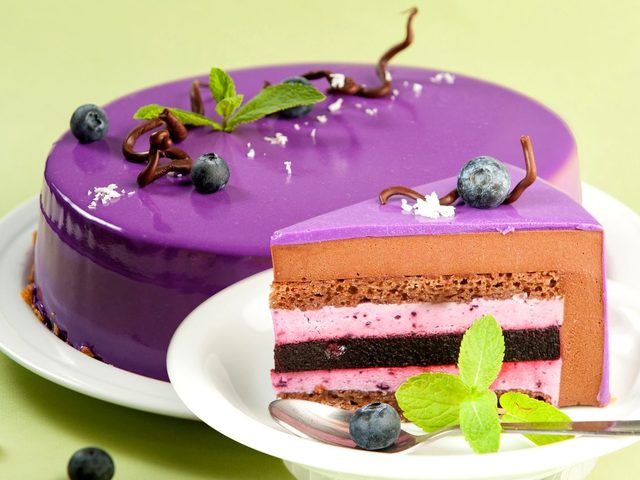 Как готовить такие модные теперь муссовые торты? Как испечь корж? Как приготовить начинку, мусс, зеркальную глазурь? Как собрать и украсить муссовый торт?