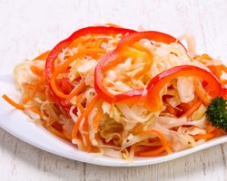 Квашеная капуста быстрая, хрустящая и очень сочная: 7 самых вкусных рецептов
